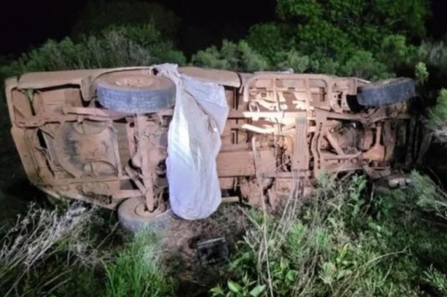 Xe tải đâm vào tổ ong, cha và con gái tử vong- Ảnh 1. Xe tải đâm vào tổ ong, cha và con gái tử vong- Ảnh 1.