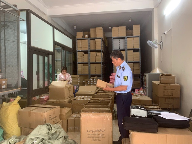 Phát hiện hơn 7.500 sản phẩm có dấu hiệu giả nhãn hiệu ZARA - Ảnh 1.