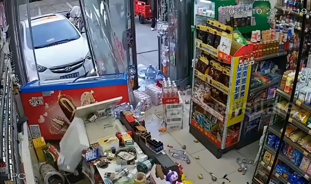 Đạp nhầm chân ga, nữ tài xế khiến ô tô lao vào cửa hàng tiện lợi - Ảnh 1.