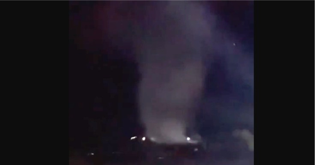 Nhìn lên trời, người dân thấy cảnh tượng "nổi da gà" giữa đêm - Ảnh 2.