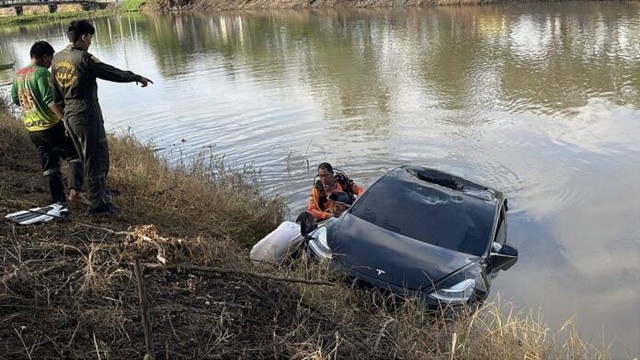 Ô tô mất lái lao xuống kênh, tài xế 55 tuổi bị mắc kẹt, tử vong - Ảnh 2.