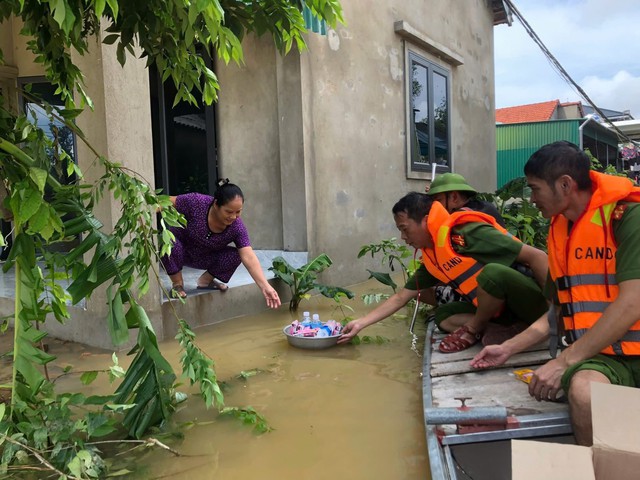 Hà Tĩnh: Hàng nghìn hộ dân vùng hạ du sông La chìm sâu trong nước lũ - Ảnh 9.
