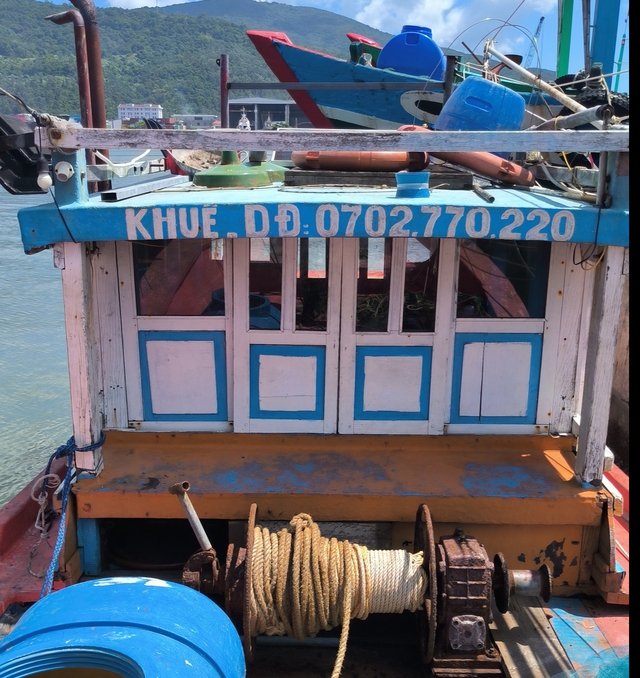 Khi tàu cá thành “du thuyền” bất hợp pháp chở khách ra khơi câu mực đêm- Ảnh 5.