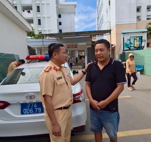 CSGT Công an tỉnh Gia Lai hỗ trợ nạn nhân tai nạn giao thông đi cấp cứu kịp thời- Ảnh 1.
