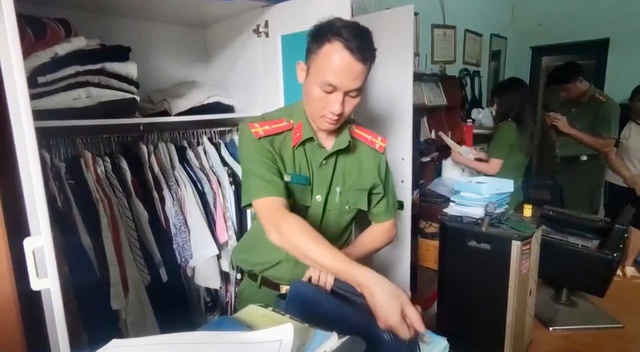 Bắt tạm giam “thầy giáo tạo vỏ bọc nhân ái” để chiếm đoạt tiền từ thiện- Ảnh 1.