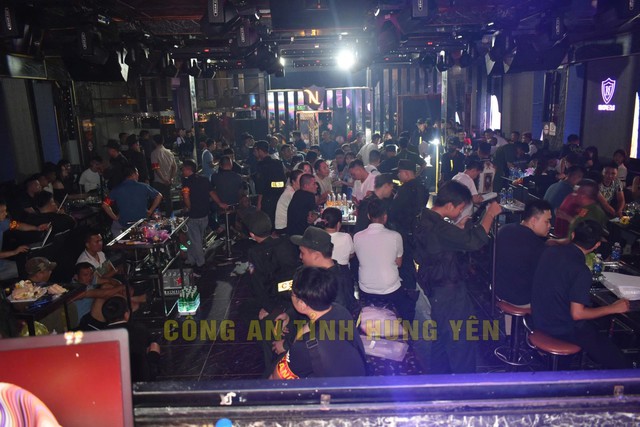 Hàng chục "dân chơi" dương tính ma túy trong quán bar - Ảnh 1.