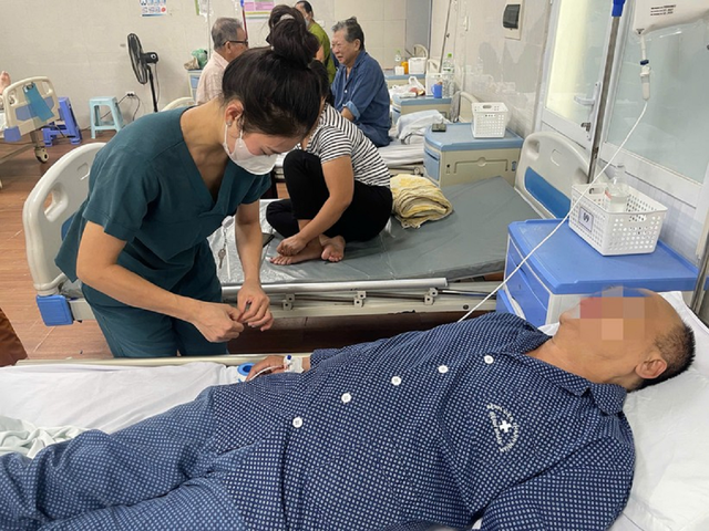 Người đàn ông 68 tuổi bỗng đau bụng dữ dội, bác sĩ lấy ra thứ "đáng sợ" bên trong- Ảnh 1.