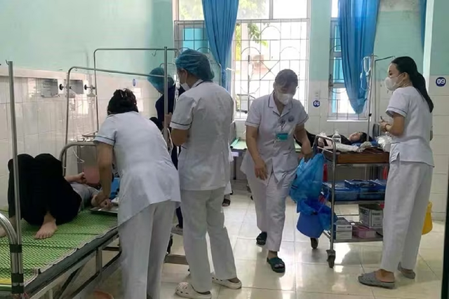 Sau bữa ăn tối, 45 học sinh đau bụng nhập viện - Ảnh 1.
