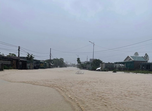 Hà Tĩnh: Di dời khẩn cấp hàng trăm người do mưa lớn, nước tràn vào nhà dân- Ảnh 1. Hà Tĩnh: Di dời khẩn cấp hàng trăm người do mưa lớn, nước tràn vào nhà dân- Ảnh 1.