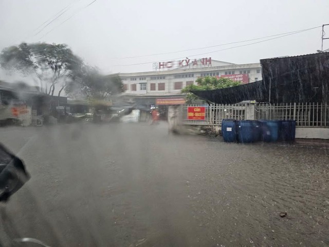 Hà Tĩnh: Di dời khẩn cấp hàng trăm người do mưa lớn, nước tràn vào nhà dân- Ảnh 3. Hà Tĩnh: Di dời khẩn cấp hàng trăm người do mưa lớn, nước tràn vào nhà dân- Ảnh 3.