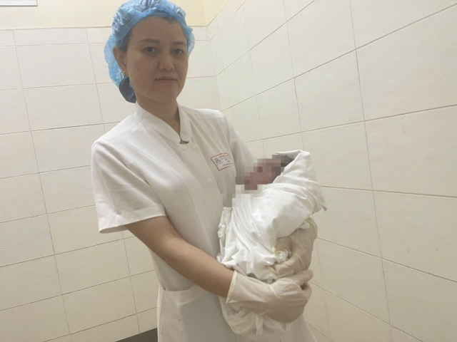 Những “người hùng” đằng sau bức ảnh sản phụ bị vỡ ối giữa nước lũ ở Huế - Ảnh 3.