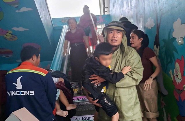 Hà Tĩnh: Di dời khẩn cấp hàng trăm người do mưa lớn, nước tràn vào nhà dân- Ảnh 2. Hà Tĩnh: Di dời khẩn cấp hàng trăm người do mưa lớn, nước tràn vào nhà dân- Ảnh 2.