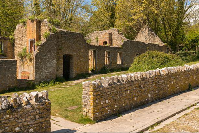 Kỳ lạ "ngôi làng ma" gần 80 năm không có người, chỉ để lại một mẩu giấy nhắn bí ẩn - Ảnh 3.