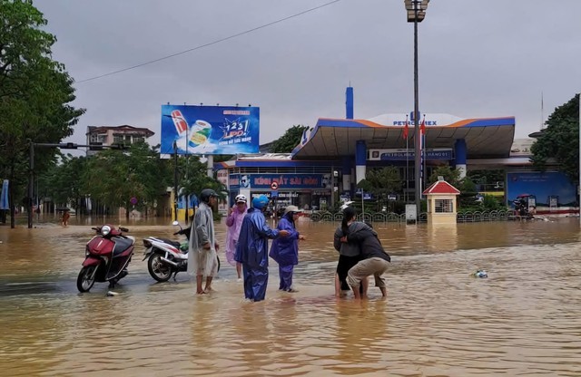 Những “người hùng” đằng sau bức ảnh sản phụ bị vỡ ối giữa nước lũ ở Huế - Ảnh 1.