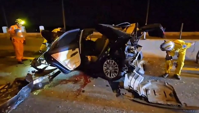 5 xe ô tô tông nhau liên hoàn, 8 người thương vong - Ảnh 1.