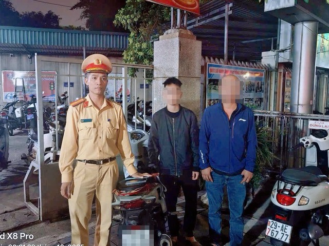 Con trai bốc đầu xe máy trên phố, bố bị phạt 9 triệu đồng- Ảnh 2. Con trai bốc đầu xe máy trên phố, bố bị phạt 9 triệu đồng- Ảnh 2.