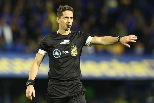 Trọng tài bị "treo còi" sau khi rút thẻ đỏ đuổi con trai Chủ tịch AFA - Ảnh 1. Trọng tài bị "treo còi" sau khi rút thẻ đỏ đuổi con trai Chủ tịch AFA - Ảnh 1.