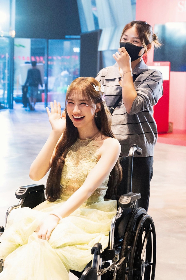 Hòa Minzy khiến khán giả lo lắng khi gặp chấn thương phải ngồi xe lăn - Ảnh 3.