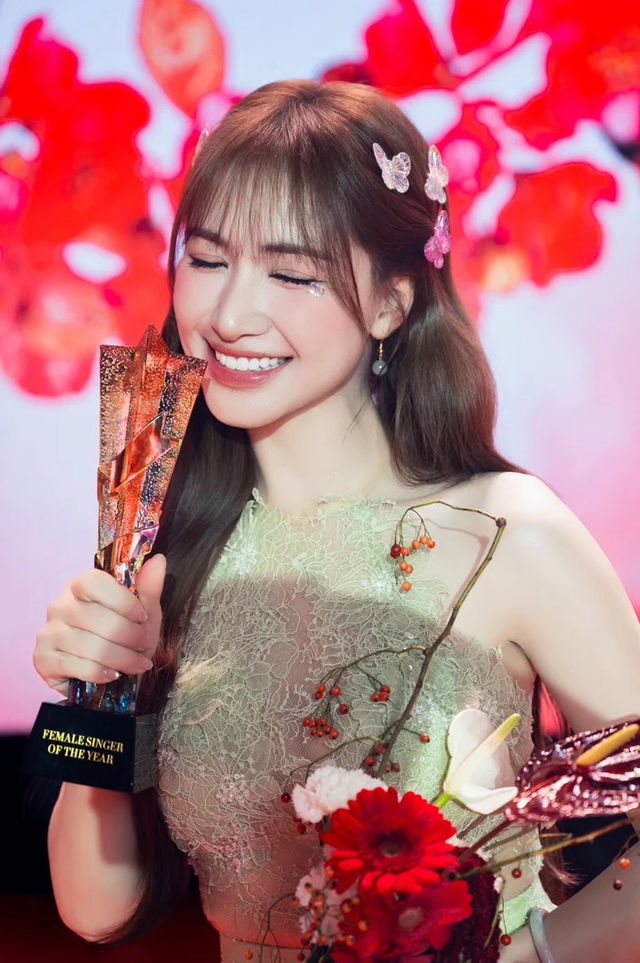 Hòa Minzy khiến khán giả lo lắng khi gặp chấn thương phải ngồi xe lăn - Ảnh 4.