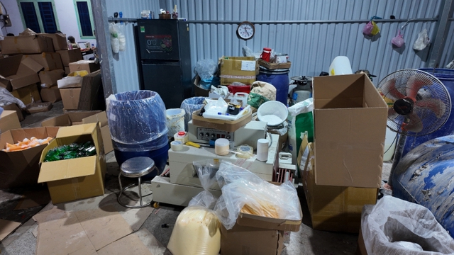 Đột kích ‘xưởng’ sản xuất nhiều loại mỹ phẩm giả các thương hiệu nổi tiếng quy mô lớn - Ảnh 2.