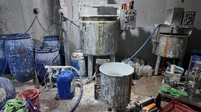 Đột kích ‘xưởng’ sản xuất nhiều loại mỹ phẩm giả các thương hiệu nổi tiếng quy mô lớn - Ảnh 3.