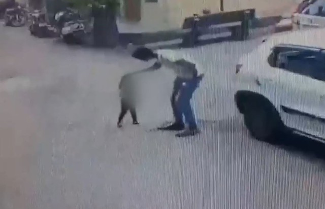 Người đàn ông dùng socola và tiền dụ dỗ, bắt cóc bé trai trên phố - Ảnh 1.