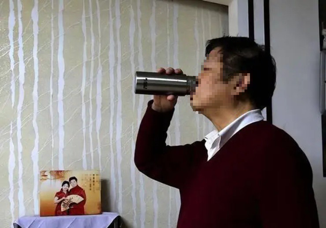 Người đàn ông 59 tuổi tử vong vì nửa đêm dậy uống thứ nước "nhiều người mê" - Ảnh 1.