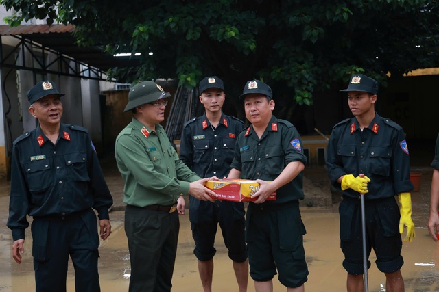 Xúc động hình ảnh chiến sĩ Công an Quảng Trị làm nhiệm vụ đặc biệt tại Huế- Ảnh 6. Xúc động hình ảnh chiến sĩ Công an Quảng Trị làm nhiệm vụ đặc biệt tại Huế- Ảnh 6.