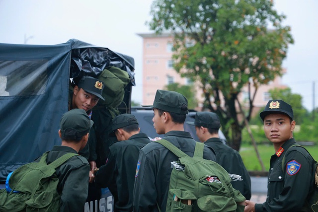 Xúc động hình ảnh chiến sĩ Công an Quảng Trị làm nhiệm vụ đặc biệt tại Huế- Ảnh 2. Xúc động hình ảnh chiến sĩ Công an Quảng Trị làm nhiệm vụ đặc biệt tại Huế- Ảnh 2.