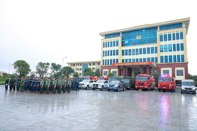 Xúc động hình ảnh chiến sĩ Công an Quảng Trị làm nhiệm vụ đặc biệt tại Huế- Ảnh 1. Xúc động hình ảnh chiến sĩ Công an Quảng Trị làm nhiệm vụ đặc biệt tại Huế- Ảnh 1.