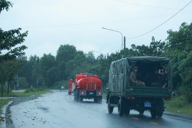 Xúc động hình ảnh chiến sĩ Công an Quảng Trị làm nhiệm vụ đặc biệt tại Huế- Ảnh 3. Xúc động hình ảnh chiến sĩ Công an Quảng Trị làm nhiệm vụ đặc biệt tại Huế- Ảnh 3.