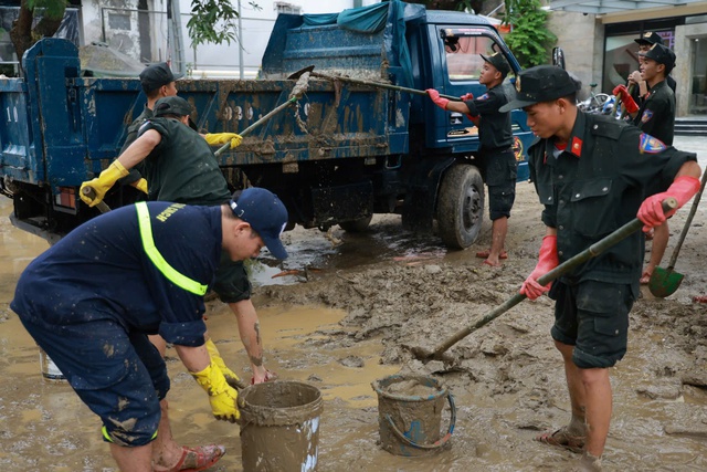 Xúc động hình ảnh chiến sĩ Công an Quảng Trị làm nhiệm vụ đặc biệt tại Huế- Ảnh 11. Xúc động hình ảnh chiến sĩ Công an Quảng Trị làm nhiệm vụ đặc biệt tại Huế- Ảnh 11.