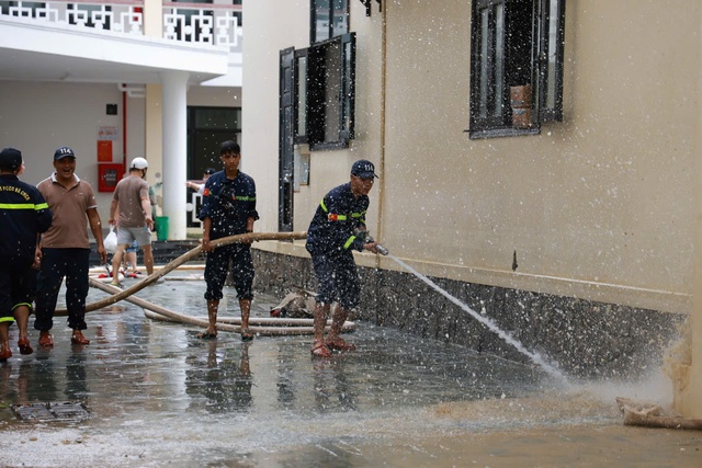 Xúc động hình ảnh chiến sĩ Công an Quảng Trị làm nhiệm vụ đặc biệt tại Huế- Ảnh 14. Xúc động hình ảnh chiến sĩ Công an Quảng Trị làm nhiệm vụ đặc biệt tại Huế- Ảnh 14.