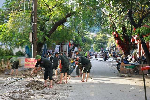 Xúc động hình ảnh chiến sĩ Công an Quảng Trị làm nhiệm vụ đặc biệt tại Huế- Ảnh 15. Xúc động hình ảnh chiến sĩ Công an Quảng Trị làm nhiệm vụ đặc biệt tại Huế- Ảnh 15.