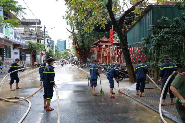 Xúc động hình ảnh chiến sĩ Công an Quảng Trị làm nhiệm vụ đặc biệt tại Huế- Ảnh 17. Xúc động hình ảnh chiến sĩ Công an Quảng Trị làm nhiệm vụ đặc biệt tại Huế- Ảnh 17.
