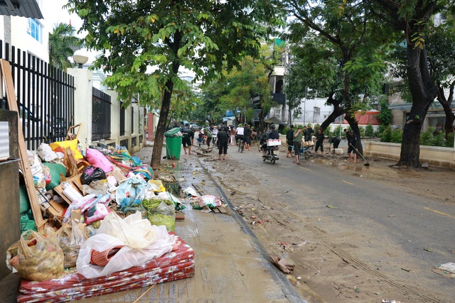 Xúc động hình ảnh chiến sĩ Công an Quảng Trị làm nhiệm vụ đặc biệt tại Huế- Ảnh 16. Xúc động hình ảnh chiến sĩ Công an Quảng Trị làm nhiệm vụ đặc biệt tại Huế- Ảnh 16.