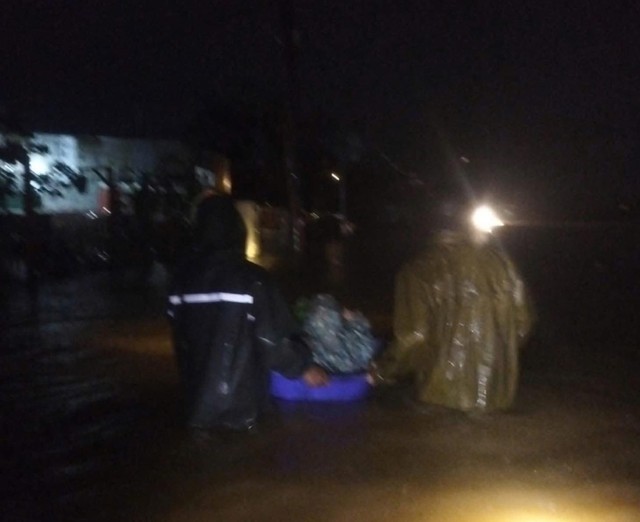 Hà Tĩnh: Trắng đêm di dời dân khẩn cấp, ứng cứu người dân bị nước dâng vào nhà - Ảnh 3.