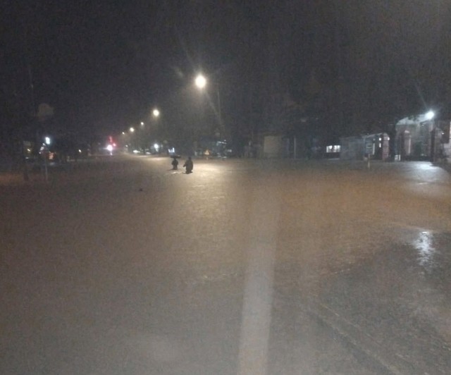 Hà Tĩnh: Trắng đêm di dời dân khẩn cấp, ứng cứu người dân bị nước dâng vào nhà - Ảnh 1.