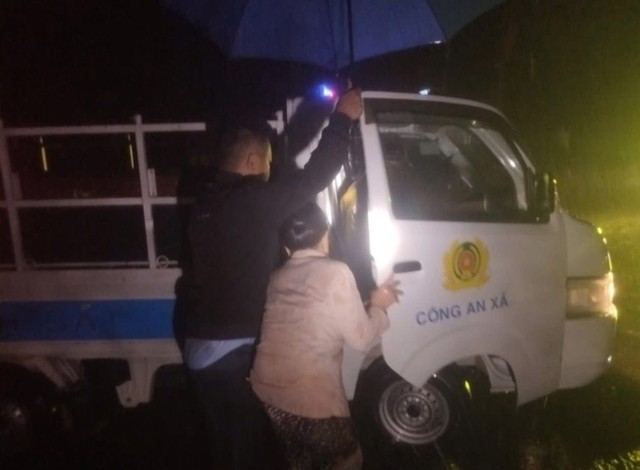 Hà Tĩnh: Trắng đêm di dời dân khẩn cấp, ứng cứu người dân bị nước dâng vào nhà - Ảnh 4.