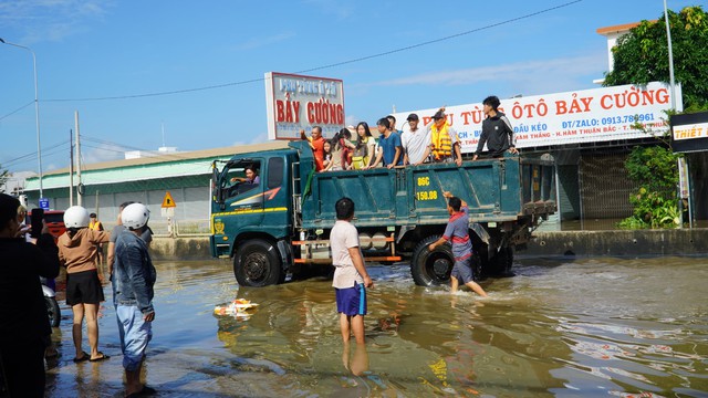 Huy động ca nô vượt lũ cứu người, tiếp tế lương thực cho vùng ngập nghiêm trọng ở Lâm Đồng - Ảnh 2.