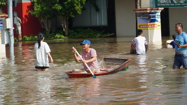Huy động ca nô vượt lũ cứu người, tiếp tế lương thực cho vùng ngập nghiêm trọng ở Lâm Đồng - Ảnh 3.