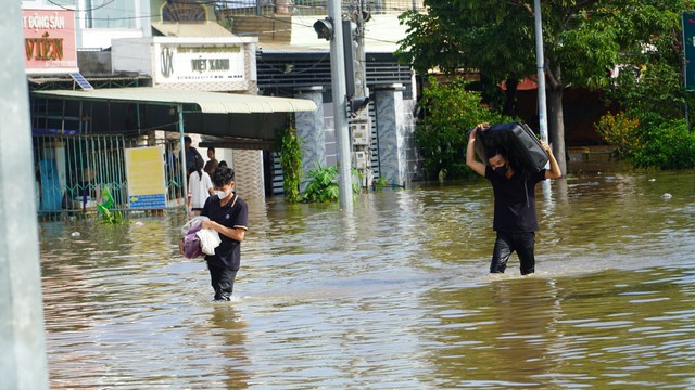 Huy động ca nô vượt lũ cứu người, tiếp tế lương thực cho vùng ngập nghiêm trọng ở Lâm Đồng - Ảnh 4.