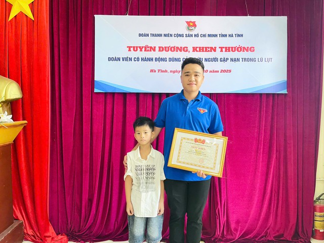 Hà Tĩnh: Trao bằng khen cho thanh niên dũng cảm cứu trẻ bị nước lũ cuốn trôi- Ảnh 1. Hà Tĩnh: Trao bằng khen cho thanh niên dũng cảm cứu trẻ bị nước lũ cuốn trôi- Ảnh 1.