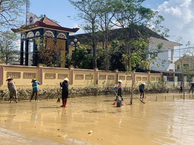 Hà Tĩnh: Chạy đua với thời gian “nước rút đến đâu, dọn bùn đến đó”- Ảnh 2.