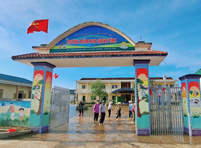Hà Tĩnh: Chạy đua với thời gian “nước rút đến đâu, dọn bùn đến đó”- Ảnh 1.
