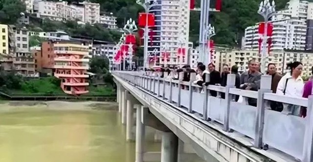 Chú rể 29 tuổi bất ngờ nhảy sông, mất tích ngay trước lễ cưới- Ảnh 1.