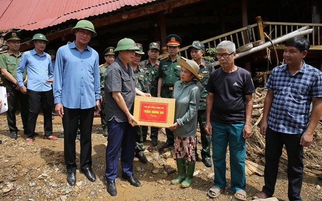 Phó Thủ tướng kiểm tra công tác chuẩn bị ứng phó bão số 11- Ảnh 2.
