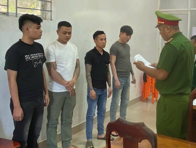 Mâu thuẫn mời bia, 4 thanh niên mang hung khí truy sát bạn nhậu- Ảnh 1.