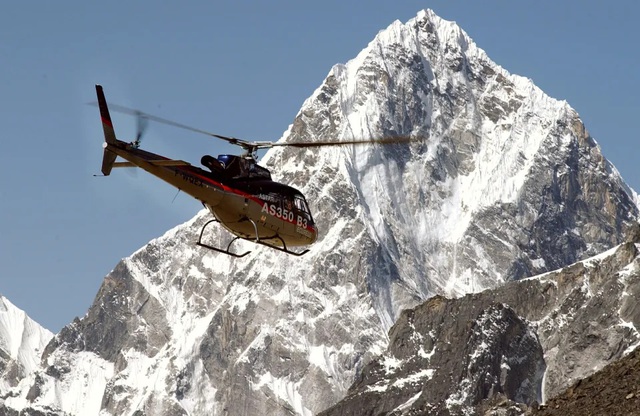 Gần 1.000 người đã bị mắc kẹt trên đỉnh Everest sau một trận bão tuyết lớn - Ảnh 1.