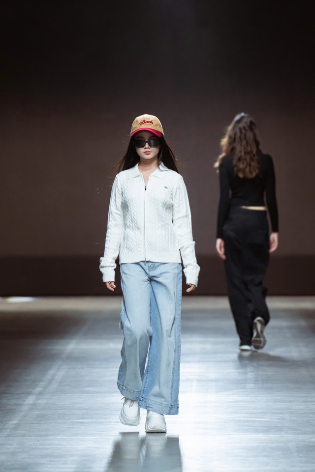 Mẫu Teen Maika Ngọc Khánh sải bước tại tuần lễ thời trang Milan Fashion Week 2025 - Ảnh 1.